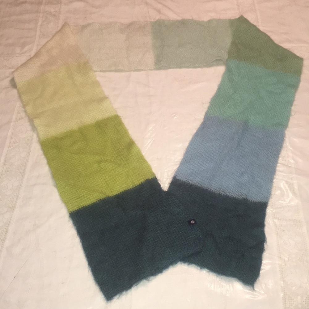 Guess Shades of Green Scarf fuzzy cozy one size accessory adult